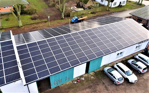 Foto einer Solaranlage auf einer Gewerbehalle von oben
