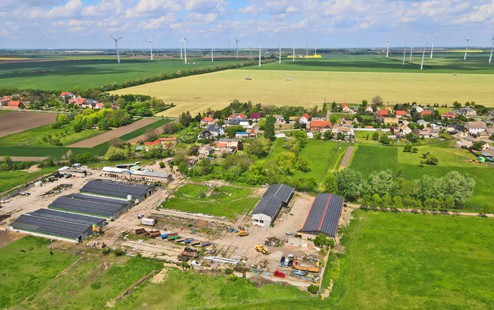 Luftaufnahme einer fertigen Photovoltaikanlage für ein Industriegelände