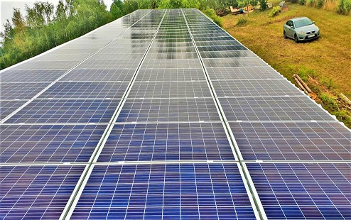 Foto einer 89 kWp Solaranlage für eine Gewerbehalle in Teezleben
