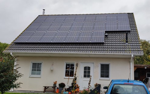 solaranlage-eigenheim-referenz-schraegdach-vorne