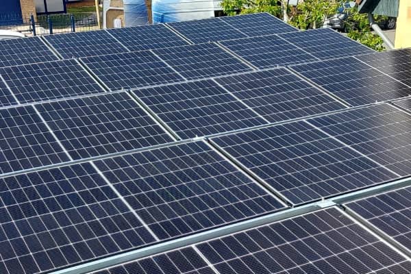 Nahaufnahme Solaranlage auf einem Flachdach für Photovoltaik in Neubrandenburg