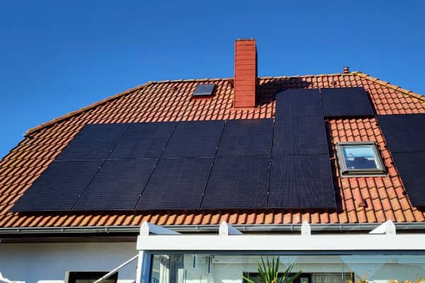Frontalaufnahme Photovoltaikanlage auf einem Einfamilienhaus in Neubrandenburg bei strahlend blauem Himmel